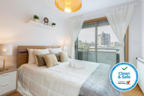 Deluxe Modern Flat with Balcony by Host Wise